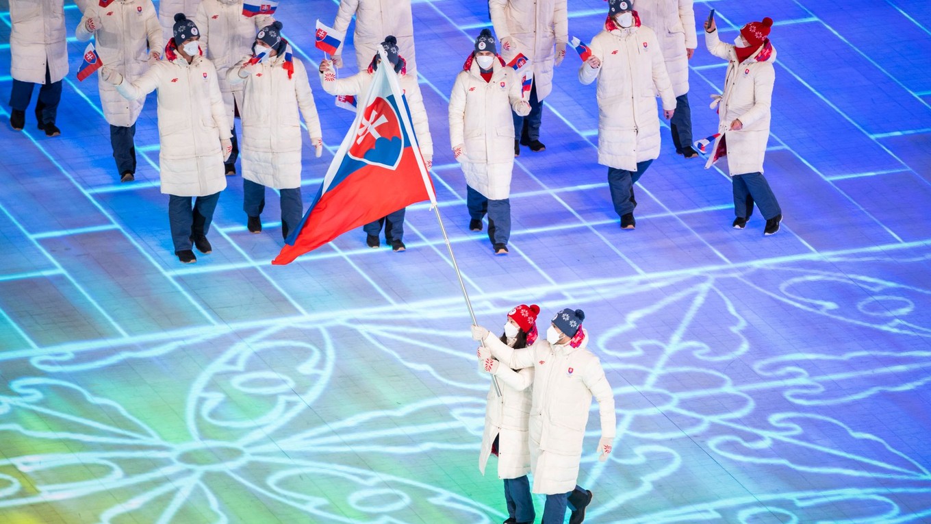 Na ZOH 2022 niesli vlajku hokejista Marek Hrivík a sánkarka Katarína Šimoňáková 