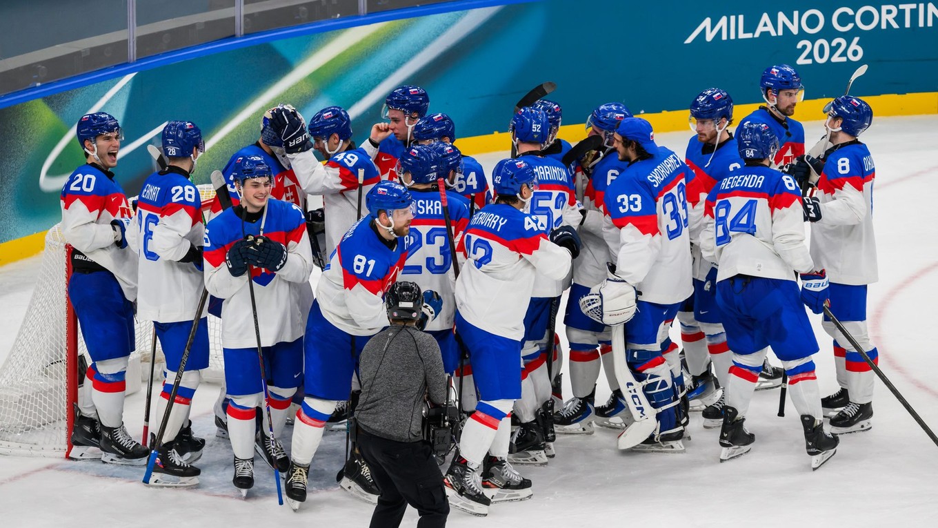 Slovenskí hráči sa radujú po zápase základnej B-skupiny Švédsko - Slovensko v ľadovom hokeji na zimných olympijských hrách 2026.
