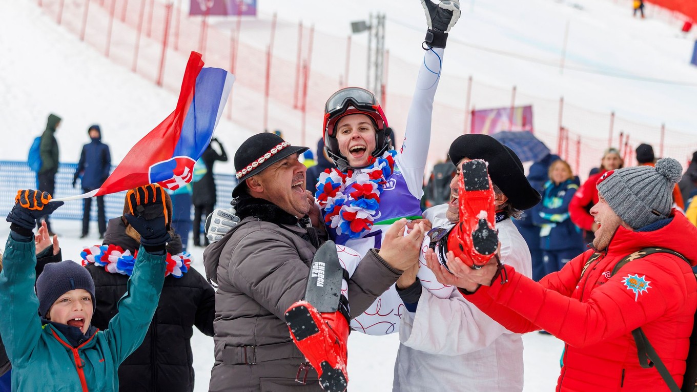 Alexandra Rexová oslavuje bronzovú medailu v slalome