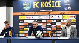 Sprava športový riaditeľ FC Košice Marek Sapara, tréner Roman Skuhravý a kapitán Ján Krivák počas tlačovej konferencie pred štartom jarnej časti Niké ligy.