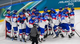 Slovenskí hráči sa radujú po zápase   základnej B-skupiny Švédsko - Slovensko v ľadovom hokeji na zimných olympijských hrách 2026. 
