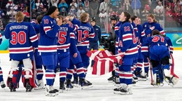 Americké hráčky oslavujú po ich víťazstve nad Kanadou 2:1 po predĺžení vo finále zápasu USA - Kanada.
