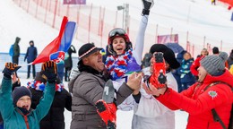 Alexandra Rexová oslavuje bronzovú medailu v slalome