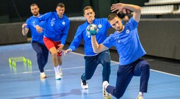 Slovenskí hádzanári sa rozcvičujú počas prvého tréningu slovenskej mužskej reprezentácie v hádzanej