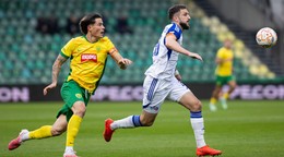 zľava Daniel Homet (Žilina) a Tornike Dzotsenidze (Michalovce) bojujú o loptu 