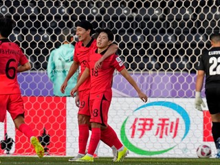 Lee Kang-in sa so spoluhráčmi teší po strelenom góle v zápase Južná Kórea - Bahrajn na turnaji Ázijský pohár 2023.