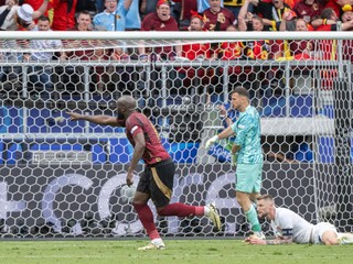 Belgický futbalista Romelo Lukaku sa teší z gólu, ktorý rozhodca neuznal.