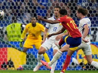 Lamine Yamal strieľa gól v zápase Španielsko - Francúzsko v semifinále EURO 2024.