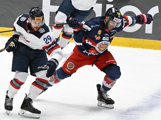 Peter Bjalončík (Slovan) a vpravo Andrej Kudrna (Zvolen) počas 18. kola hokejovej Tipos extraligy.