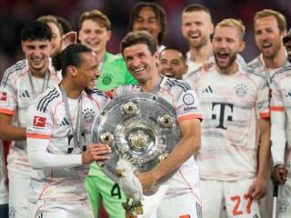 Hráči Bayernu s majstrovskou trofejou