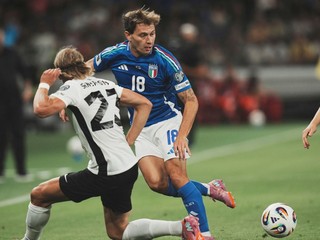 Taliansky hráč Nicolo Barella  (uprostred) bojuje o loptu s Estóncom Vlasijom Sinjavským (vľavo) v zápase I-skupiny Taliansko - Estónsko európskej kvalifikácie na MS 2026.