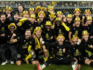 Futbalisti Mjällby oslavujú zisk titulu