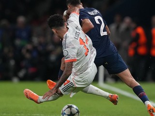 Luis Diaz fauluje Achrafa Hakimiho.