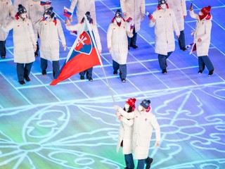 Na ZOH 2022 niesli vlajku hokejista Marek Hrivík a sánkarka Katarína Šimoňáková 
