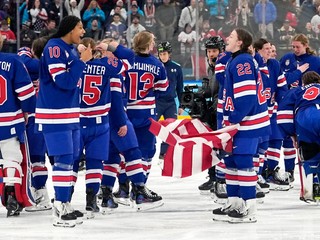 Americké hráčky oslavujú po ich víťazstve nad Kanadou 2:1 po predĺžení vo finále zápasu USA - Kanada.