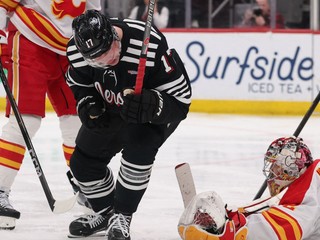 Šimon Nemec (17) sa teší z gólu proti Calgary.
