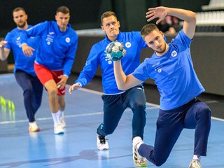 Slovenskí hádzanári sa rozcvičujú počas prvého tréningu slovenskej mužskej reprezentácie v hádzanej