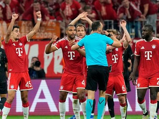 Hráči Bayernu hromžia na rozhodcu. 
