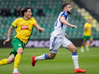 zľava Daniel Homet (Žilina) a Tornike Dzotsenidze (Michalovce) bojujú o loptu 