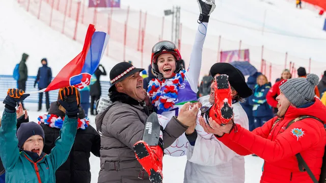 Alexandra Rexová oslavuje bronzovú medailu v slalome
