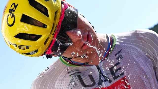 Slovinský cyklista Tadej Pogačar pije vodu po jeho víťazstve 3. etapy cyklistických pretekov Tour de France
