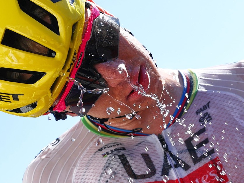 Slovinský cyklista Tadej Pogačar pije vodu po jeho víťazstve 3. etapy cyklistických pretekov Tour de France