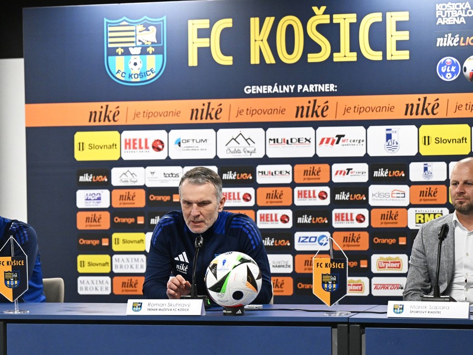 Sprava športový riaditeľ FC Košice Marek Sapara, tréner Roman Skuhravý a kapitán Ján Krivák počas tlačovej konferencie pred štartom jarnej časti Niké ligy.