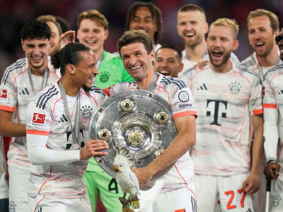 Hráči Bayernu s majstrovskou trofejou