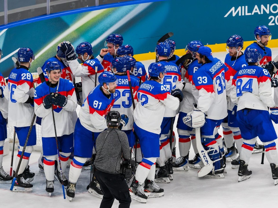 Slovenskí hráči sa radujú po zápase   základnej B-skupiny Švédsko - Slovensko v ľadovom hokeji na zimných olympijských hrách 2026. 