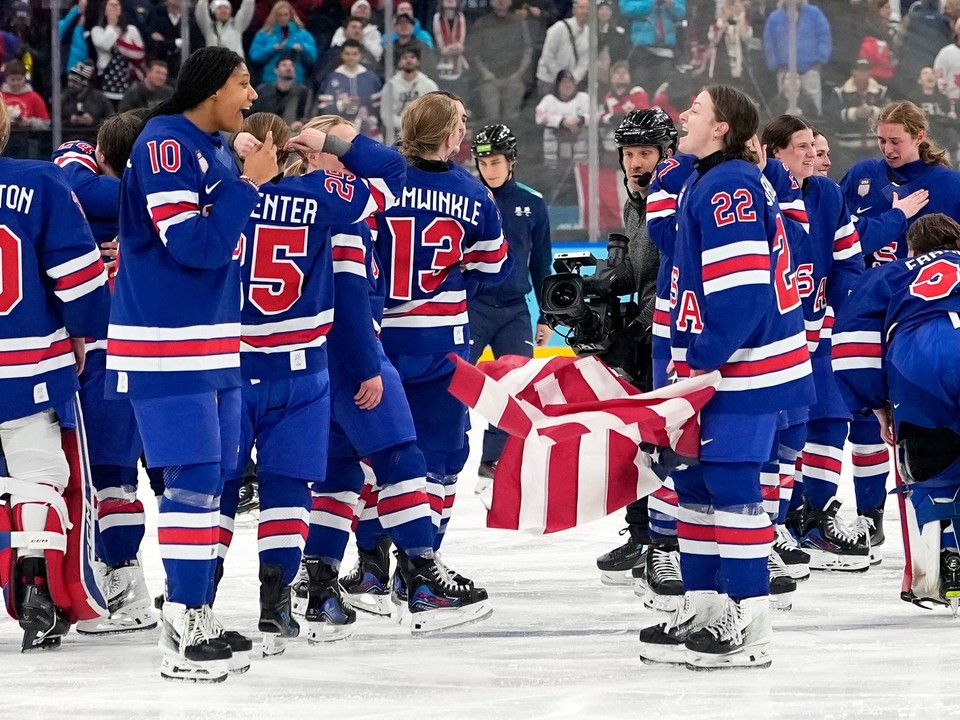 Americké hráčky oslavujú po ich víťazstve nad Kanadou 2:1 po predĺžení vo finále zápasu USA - Kanada.