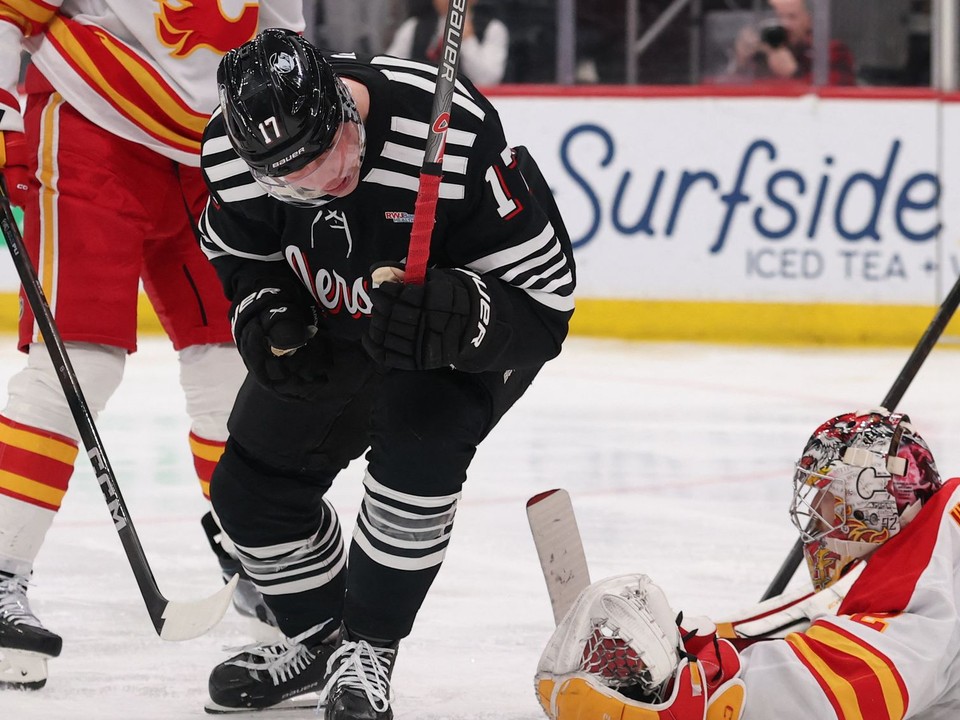 Šimon Nemec (17) sa teší z gólu proti Calgary.