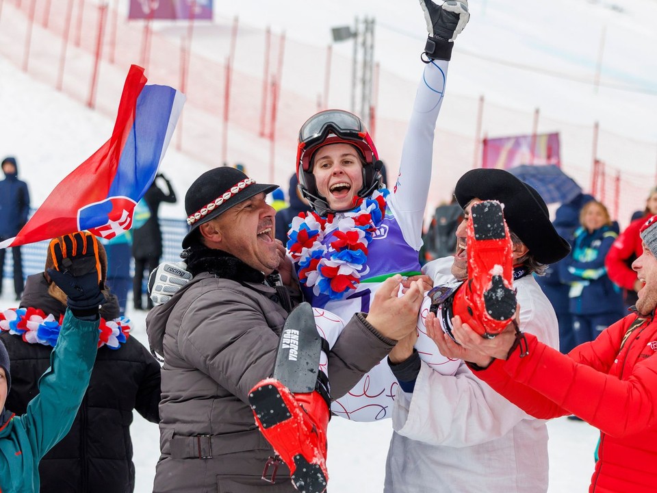 Alexandra Rexová oslavuje bronzovú medailu v slalome