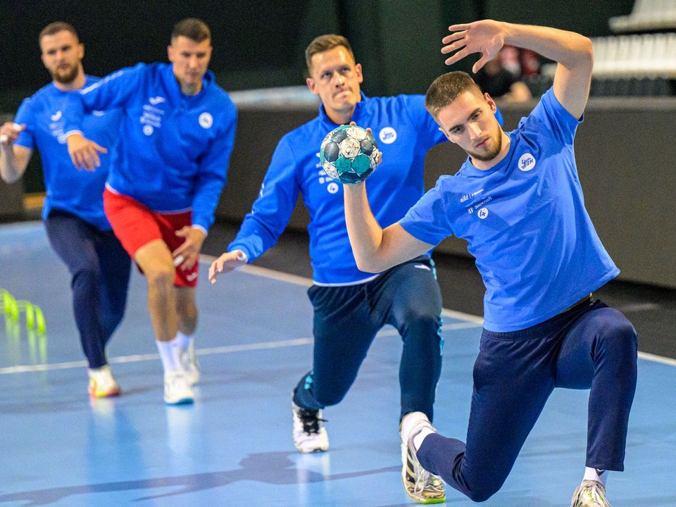 Slovenskí hádzanári sa rozcvičujú počas prvého tréningu slovenskej mužskej reprezentácie v hádzanej
