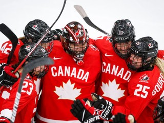 Radosť hokejistiek Kanady. 
