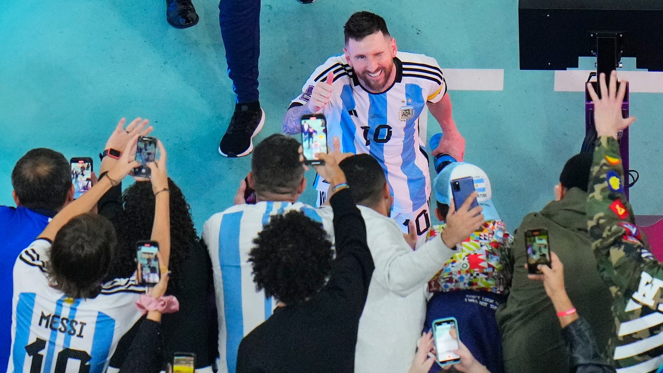 Lionel Messi s fanúšikmi na MS vo futbale.