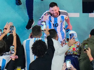 Lionel Messi s fanúšikmi na MS vo futbale.