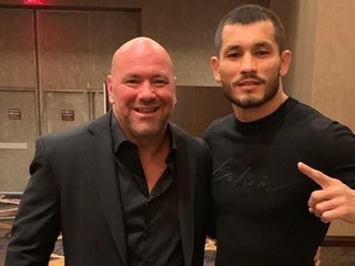 Prezident UFC Dana White a uzbecký zápasník Makhmud Muradov.