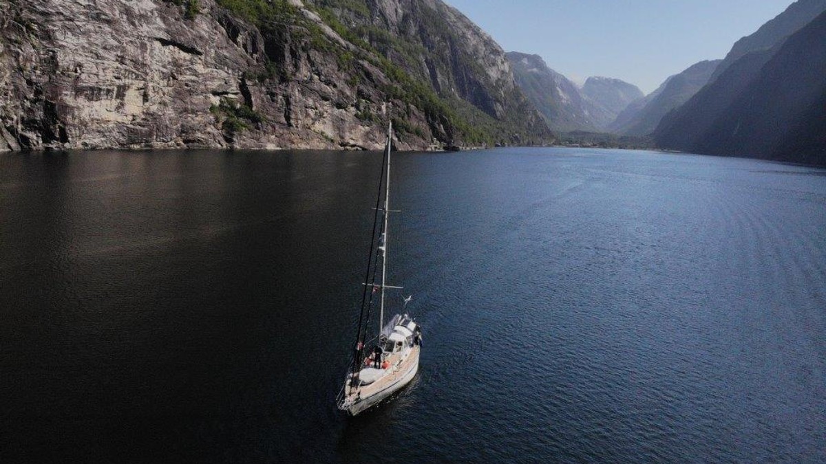 Vladimír Porvazník s plachetnicou Civetta v Lysefjorde v Nórsku.