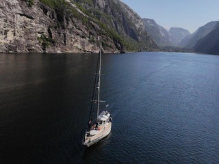 Vladimír Porvazník s plachetnicou Civetta v Lysefjorde v Nórsku.