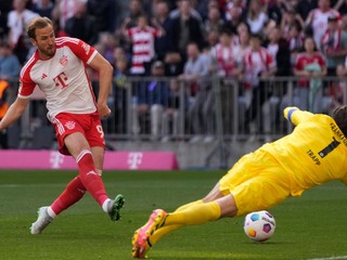 Harry Kane strieľa gól v zápase 31. kola Bundesligy Bayern Mníchov - Eintracht Frankfurt.