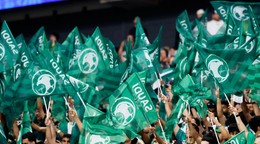 Fanúšikovia Saudskej Arábie počas zápasu H-skupiny Španielsko – Saudská Arábia 
