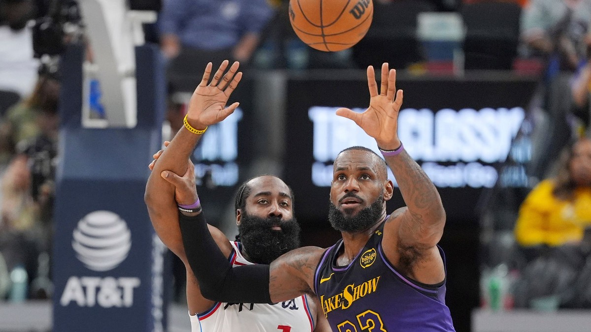 James Harden (vľavo) a LeBron James v zápase NBA Los Angeles Clippers Los Angeles Lakers.