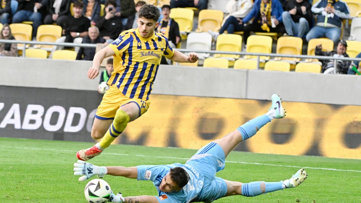 Ammar Ramadan (Dunajská Streda) strieľa tretí gól počas finále play off v Niké lige o Konferenčnú ligu (EKL) FC DAC 1904 Dunajská Streda - FK Železiarne Podbrezová.