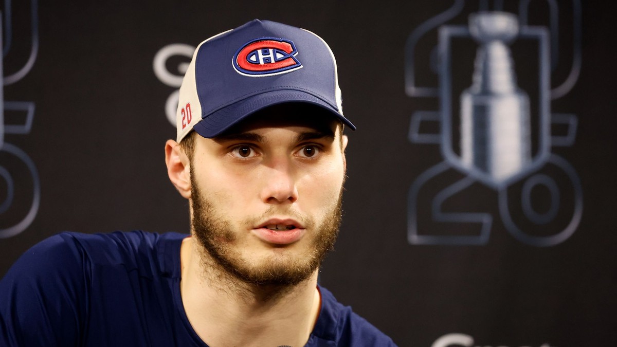 Juraj Slafkovský na tlačovej konferencii po zápase Montreal - Carolina vo finále Východnej konferencie NHL. 