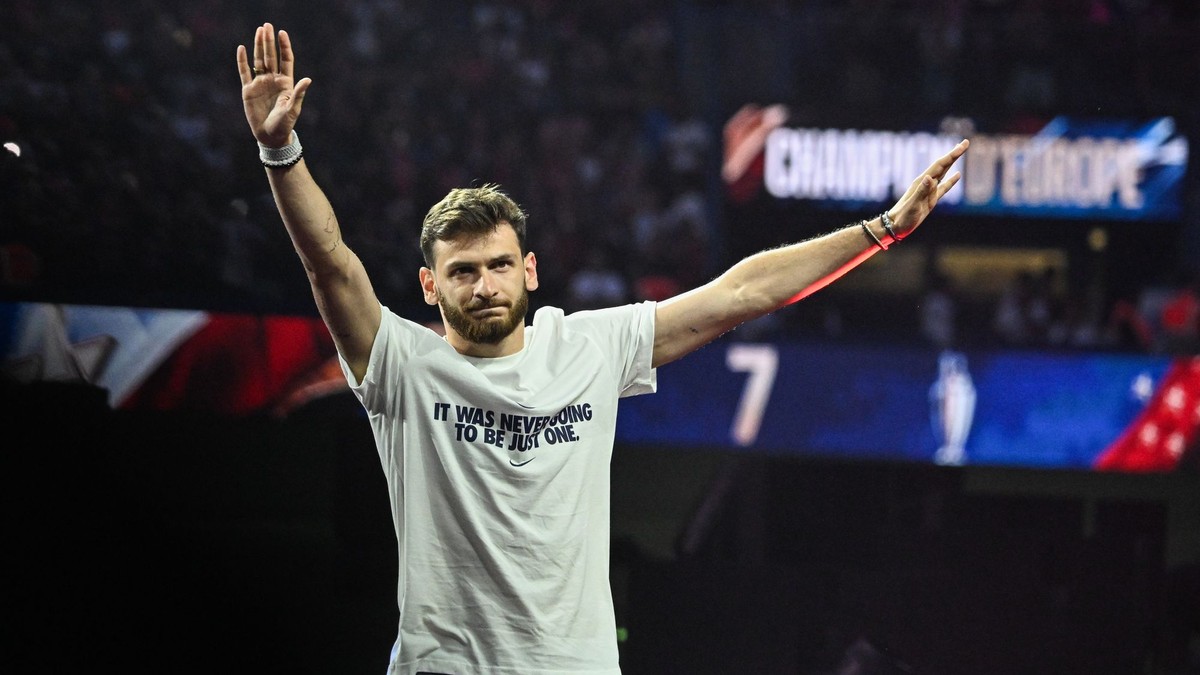 Na archívnej snímke futbalista Paríža St. Germain (PSG) Chviča Kvaracchelija reaguje počas osláv v Paríži po obhajobe titulu.