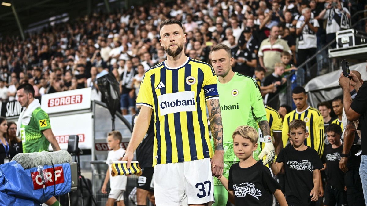 Slovenský futbalista Milan Škriniar z Fenerbahce Istanbul.