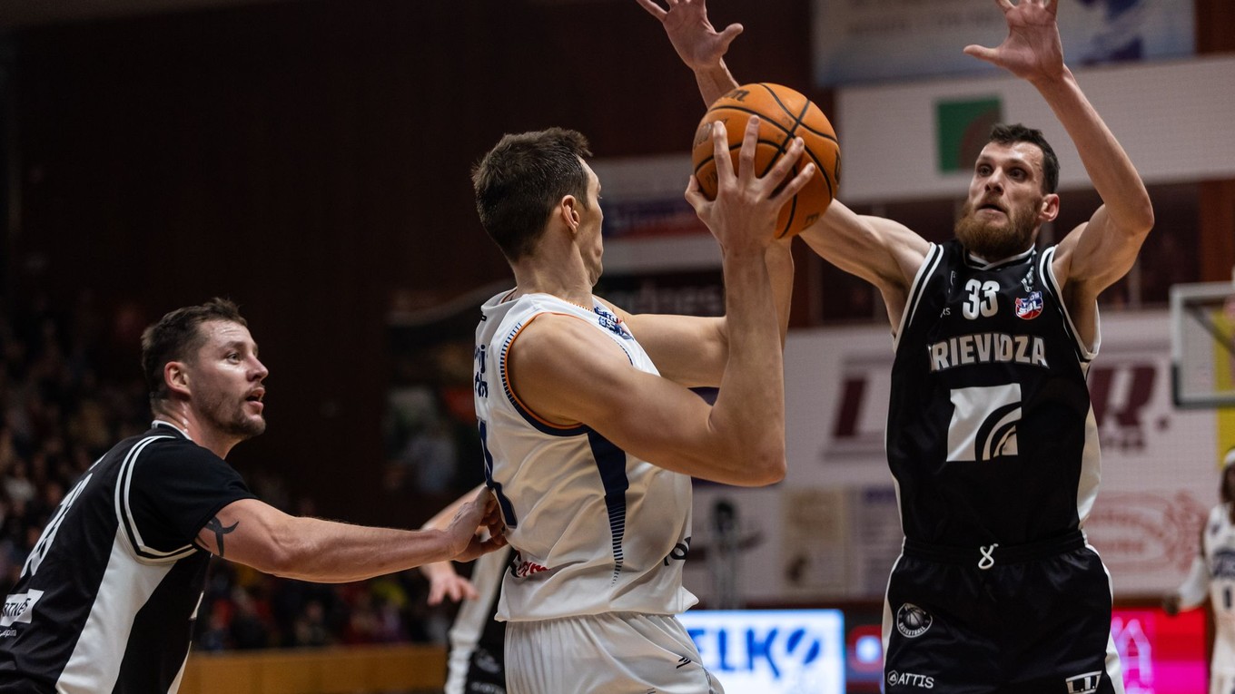 Marek Jašš (Prievidza), Ilja Gromovs (Spišská Nová Ves) a Tomáš Mrviš (Prievidza) počas zápasu 20. kola Tipos SBL.