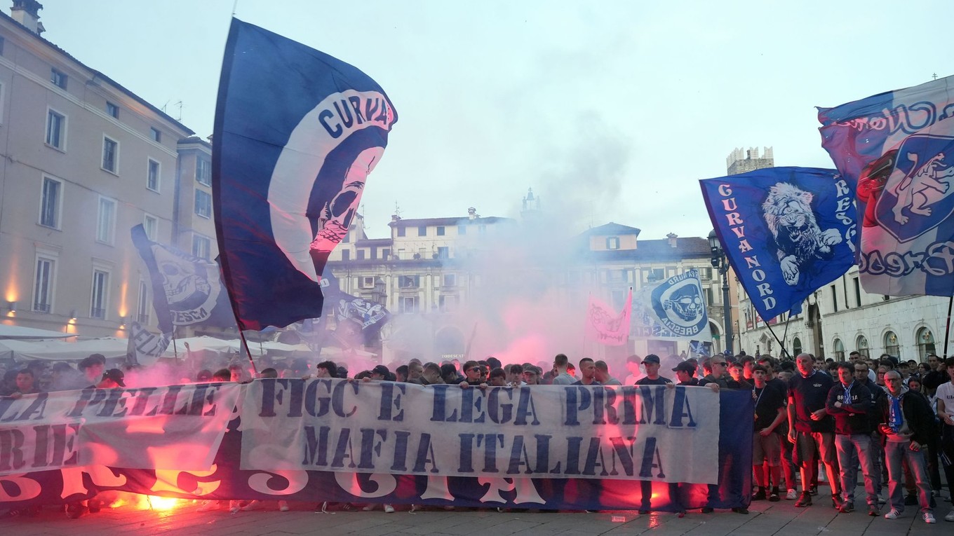 Protestujúci fanúšikovia klubu Brescia Calcio.