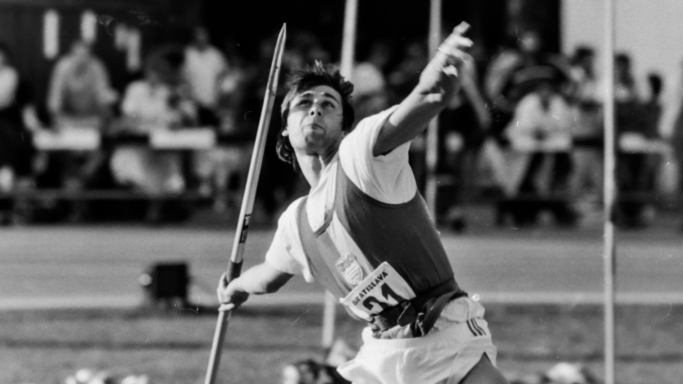 Oštepár Jan Železný má v zbierke o. i. tri zlaté olympijské medaily. a je stále držiteľom svetového rekordu, ktorý dosiahol výkonom 98,48 metra 25. mája 1996 v nemeckej Jene. 