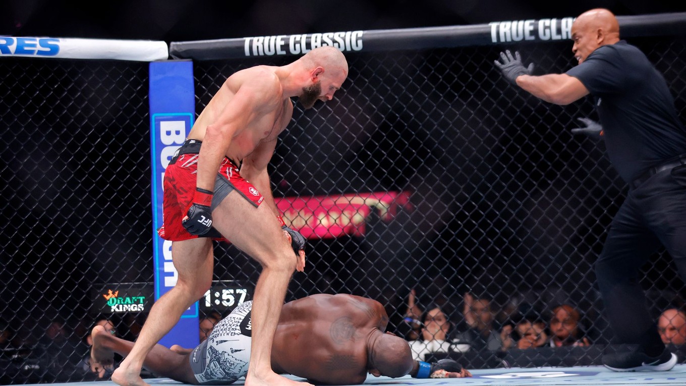 Český bojovník Jiří Procházka knokautoval Khalila Rountreea Jr. na podujatí UFC v Las Vegas 2025.